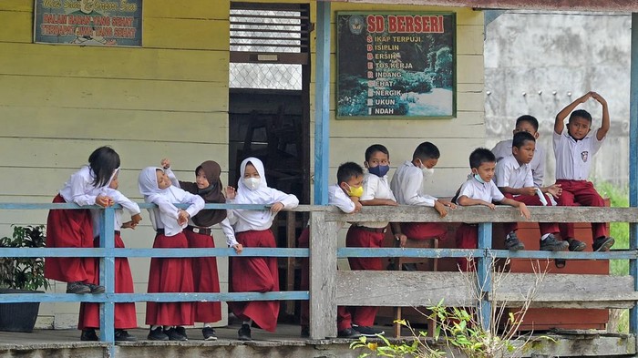 Pelajar SDN 164 Kota Jambi melihat sisa bekas kebakaran bangunan sekolahnya di Jambi Timur, Jambi, Senin (9/5/2022). Kegiatan belajar untuk 85 pelajar di SDN 164 Kota Jambi dipindahkan ke SDN 190 Kota Jambi atau SD terdekat, pascakebakaran sekolah pada Sabtu (7/5/2022) malam. ANTARA FOTO/Wahdi Septiawan/rwa.