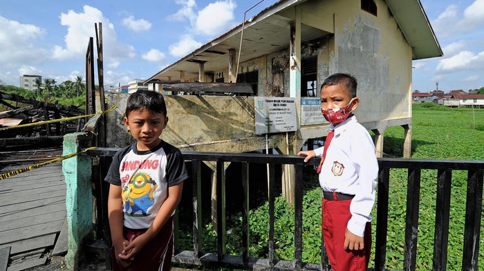 PELAJAR DIPINDAHKAN IMBAS SEKOLAH TERBAKAR DI JAMBI Pelajar SDN 164 Kota Jambi melihat sisa bekas kebakaran bangunan sekolahnya di Jambi Timur, Jambi, Senin (9/5/2022). Kegiatan belajar untuk 85 pelajar di SDN 164 Kota Jambi dipindahkan ke SDN 190 Kota Jambi atau SD terdekat, pascakebakaran sekolah pada Sabtu (7/5/2022) malam. ANTARA FOTO/Wahdi Septiawan/rwa.