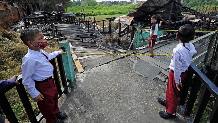 PELAJAR DIPINDAHKAN IMBAS SEKOLAH TERBAKAR DI JAMBI Pelajar SDN 164 Kota Jambi melihat sisa bekas kebakaran bangunan sekolahnya di Jambi Timur, Jambi, Senin (9/5/2022). Kegiatan belajar untuk 85 pelajar di SDN 164 Kota Jambi dipindahkan ke SDN 190 Kota Jambi atau SD terdekat, pascakebakaran sekolah pada Sabtu (7/5/2022) malam. ANTARA FOTO/Wahdi Septiawan/rwa.