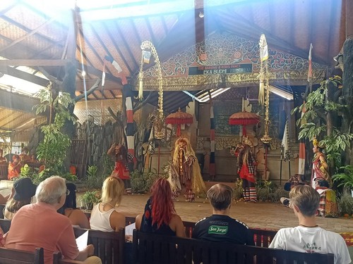 Pementasan Tari Barong dan Kris di Sekaa Barong Eka Budhi Kesiman di Jalan Waribang No 11 Kesiman Denpasar pada Senin (9/5/2022) pagi