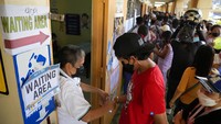Ferdinand Marcos Jr., merupakan putra diktator yang digulingkan dalam pemberontakan People Power 1986. Ia unggul dalam berbagai survei pra-pemilihan. 