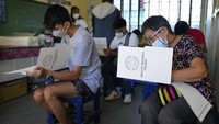 Delapan kandidat lainnya, termasuk mantan bintang tinju Manny Pacquiao, Wali Kota Manila Isko Moreno dan mantan kepala polisi nasional Senator Panfilo Lacson tertinggal jauh di belakang dalam survei preferensi pemilih.
