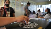 Siapapun pemenangnya, akan mewarisi masalah besar, termasuk ekonomi yang dilanda pandemi, kemiskinan yang parah, dan warisan tindakan keras anti-narkoba brutal yang dipimpin oleh pemimpin yang akan keluar Rodrigo Duterte.