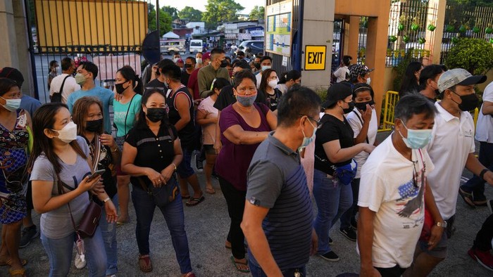 Pemilihan Presiden Filipina Mulai Digelar Voters enter a polling center Monday, May 9, 2022 in Quezon City, Philippines. Filipinos were voting for a new president Monday, with the son of an ousted dictator and a champion of reforms and human rights as top contenders in a tenuous moment in a deeply divided Asian democracy. (AP Photo/Aaron Favila)