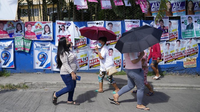 Pemilihan Presiden Filipina Mulai Digelar Voters enter a polling center Monday, May 9, 2022 in Quezon City, Philippines. Filipinos were voting for a new president Monday, with the son of an ousted dictator and a champion of reforms and human rights as top contenders in a tenuous moment in a deeply divided Asian democracy. (AP Photo/Aaron Favila)
