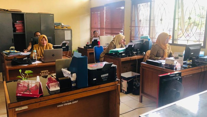 Bupati Garut Rudy Gunawan menegaskan Aparatur Sipil Negara (ASN) di lingkungan Pemerintah Kabupaten (Pemkab) Garut harus bekerja di kantor (work from office) usai libur Idul Fitri.