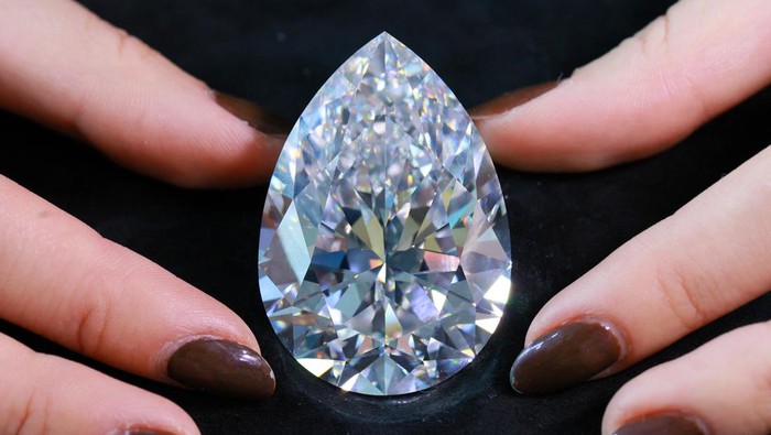 Penampakan Berlian Raksasa 'The Rock' yang Memesona di Swiss A 228.31 carat white diamond called 'The Rock' that could fetch 30 million US dollars and is the largest ever seen throughout auction market history is pictured during a preview at Christie's before their auction sale in Geneva, Switzerland, May 6, 2022. REUTERS/Denis Balibouse