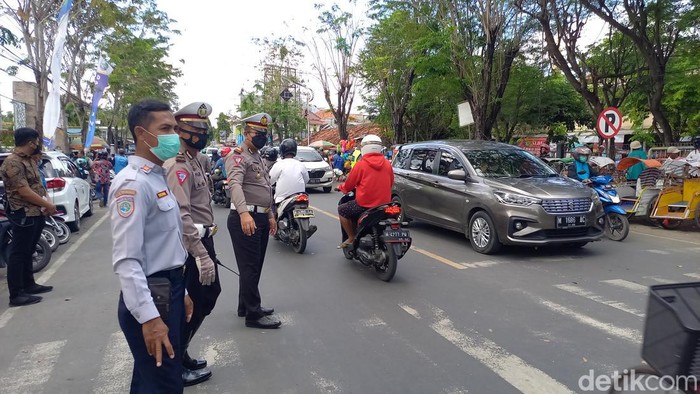 Pengaturan lalin di Jalan Raya Camplong yang padat saat Lebaran Ketupat