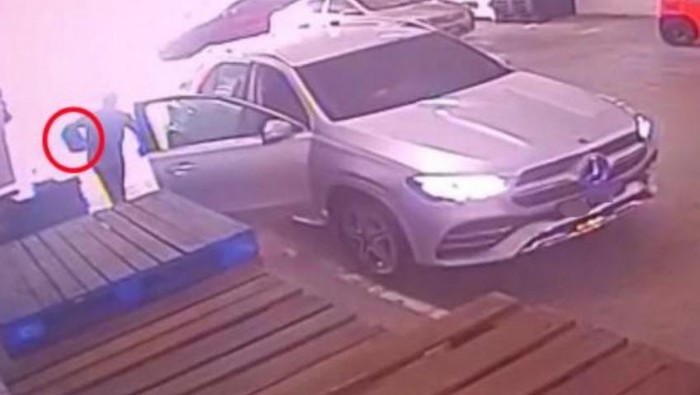 Pengemudi Mobil Mewah Ini Tega Curi Milo dari Gudang Toko Seharga Rp 188 Ribu