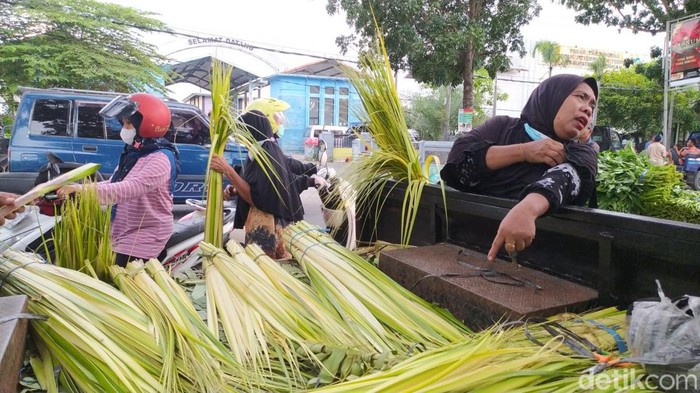 Penjual janur di Lamongan