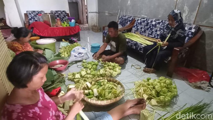 Penjual ketupat di Jember
