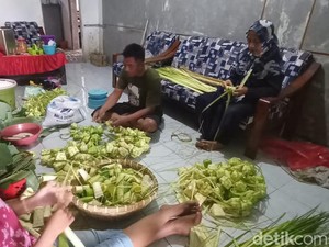 Berkah Lebaran, Penjual Anyaman Ketupat di Jember Banjir Order