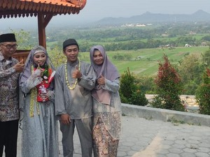 Viral Pasangan Menikah di Gunung Pegat Demi Patahkan Mitos, Benarkah?