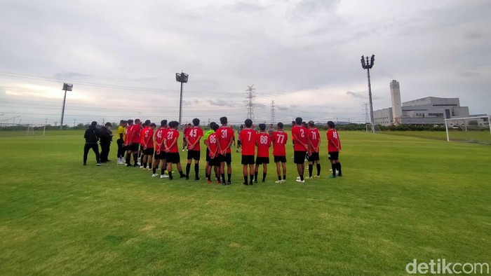 Persebaya Surabaya menggelar latihan perdana menyongsong kompetisi musim depan. Sebanyak 32 pemain ikut latihan.