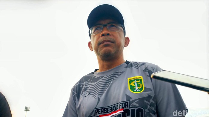 Persebaya Surabaya menggelar latihan perdana menyongsong kompetisi musim depan. Sebanyak 32 pemain ikut latihan.
