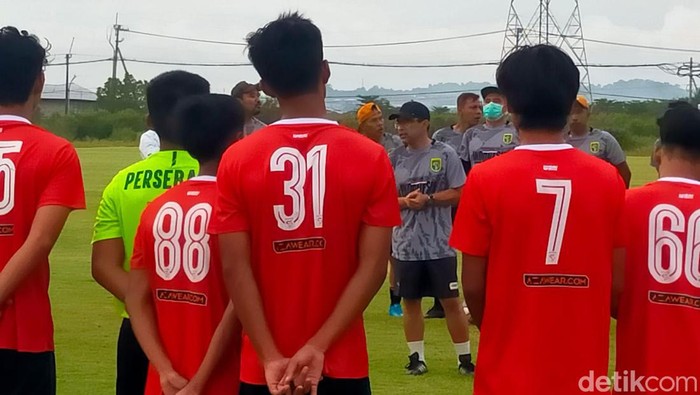 Persebaya Surabaya menggelar latihan perdana menyongsong kompetisi musim depan. Sebanyak 32 pemain ikut latihan.