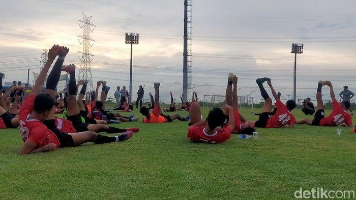 Persebaya Surabaya menggelar latihan perdana menyongsong kompetisi musim depan. Sebanyak 32 pemain ikut latihan.