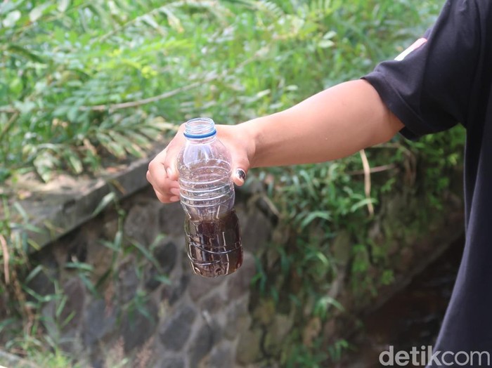 Petani di Banyakan III Bantul sulit tanam padi akibat air tercemar limbah TPST Piyungan, Senin (9/5/2022).