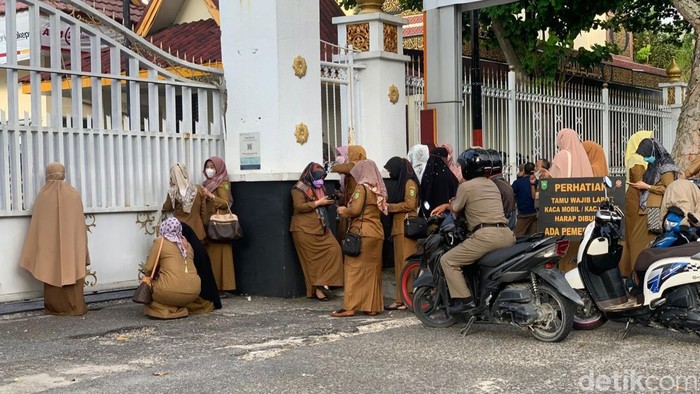 PNS dilarang masuk kantor Gubernur Riau karena terlambat ikut apel perdana pasca libur Lebaran.