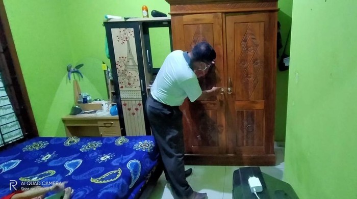 Polisi saat melakukan olah TKP