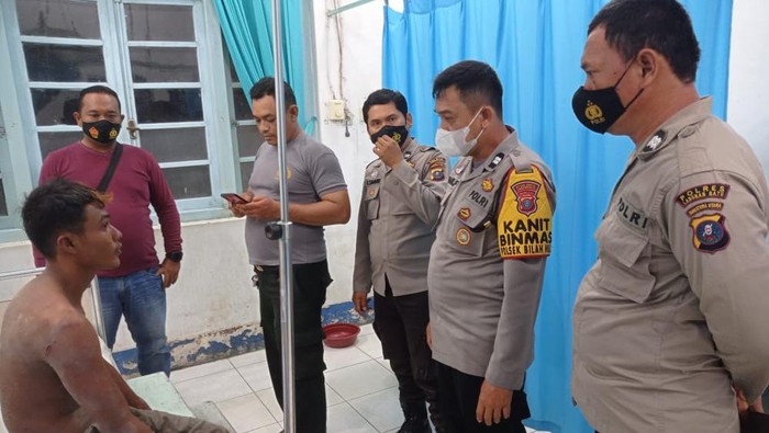 Polisi saat menginterogasi sopir truk yang diduga menjadi korban perampokan.
