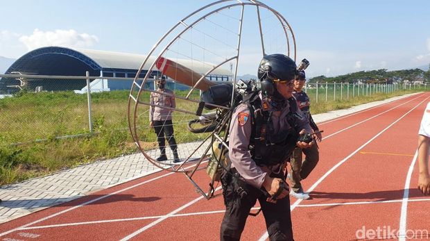 Polres Garut menyiapkan tiga anggotanya untuk terbang menggunakan paralayang dan paramotor.
