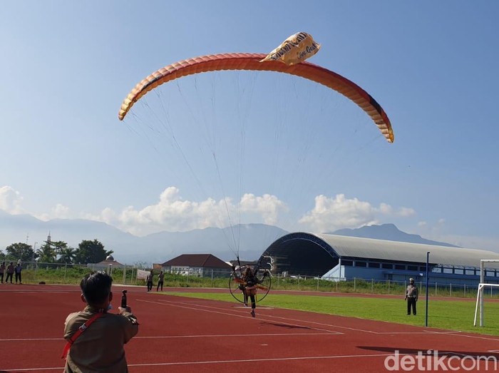 Polres Garut menyiapkan tiga anggotanya untuk terbang menggunakan paralayang dan paramotor.