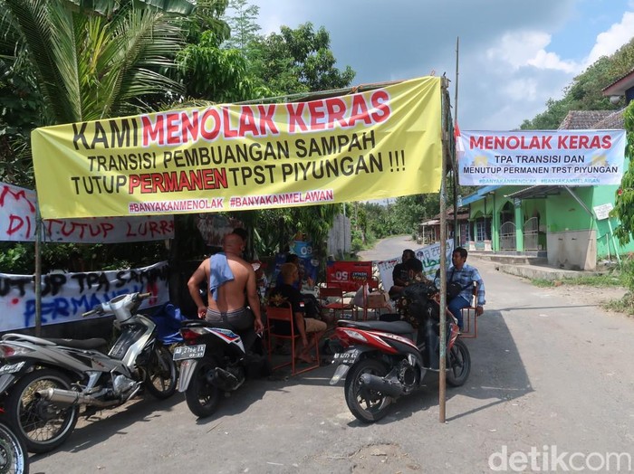 Posko yang menutup akses TPST Piyungan, Bantul, Senin (9/5/2022).