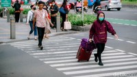 Pasca libur Idul Fitri yang telah ditetapkan pemerintah sejak 29 April hingga 8 Mei 2022, mereka kembali bekerja di sejumlah gedung perkantoran di kawasan Sudirman, Jakarta Pusat.
