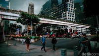 Sejumlah pegawai yang bekerja di kawasan Sudriman, Jakarta Pusat meninggalkan kantornya, Senin (9/5/2022).