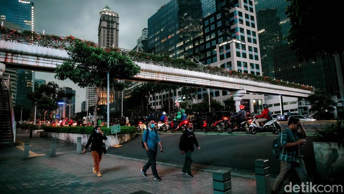 Potret Kesibukan di Kawasan Sudirman Saat Jam Pulang Kantor Sejumlah pegawai kantoran yang berlokasi di kawasan Sudriman, Jakarta Pusat, usai meninggalkan kantor mereka, Senin (9/5/2022). Hari ini merupakan hari pertama kerja setelah usainya libur lebaran 1443 H. Grandyos Zafna/detikcom