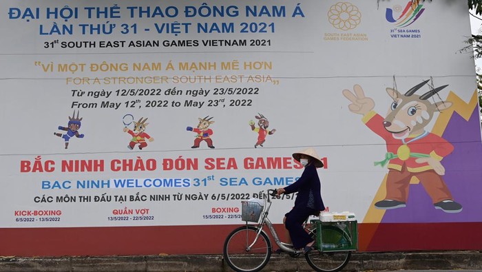 Potret Pernak-pernik SEA Games Hiasi Sudut-sudut Kota di Vietnam Seorang ibu dan anak-anaknya Germaine di depan gambar maskot SEA Games 2021 Vietnam, Hanoi Saola, di Kota Hanoi, Vietnam, Minggu (8/5/2022). Maskot berupa hewan saola atau sejenis sapi yang hidup di Vietnam dan Laos tersebut menghiasi sejumlah kota untuk memeriahkan pagelaran olah raga dua tahunan Asia Tenggara itu. ANTARA FOTO/Aditya Pradana Putra/YU