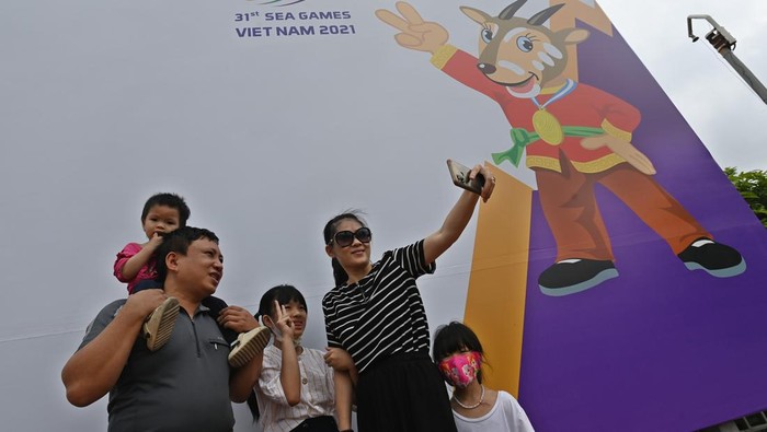 Potret Pernak-pernik SEA Games Hiasi Sudut-sudut Kota di Vietnam Seorang ibu dan anak-anaknya Germaine di depan gambar maskot SEA Games 2021 Vietnam, Hanoi Saola, di Kota Hanoi, Vietnam, Minggu (8/5/2022). Maskot berupa hewan saola atau sejenis sapi yang hidup di Vietnam dan Laos tersebut menghiasi sejumlah kota untuk memeriahkan pagelaran olah raga dua tahunan Asia Tenggara itu. ANTARA FOTO/Aditya Pradana Putra/YU