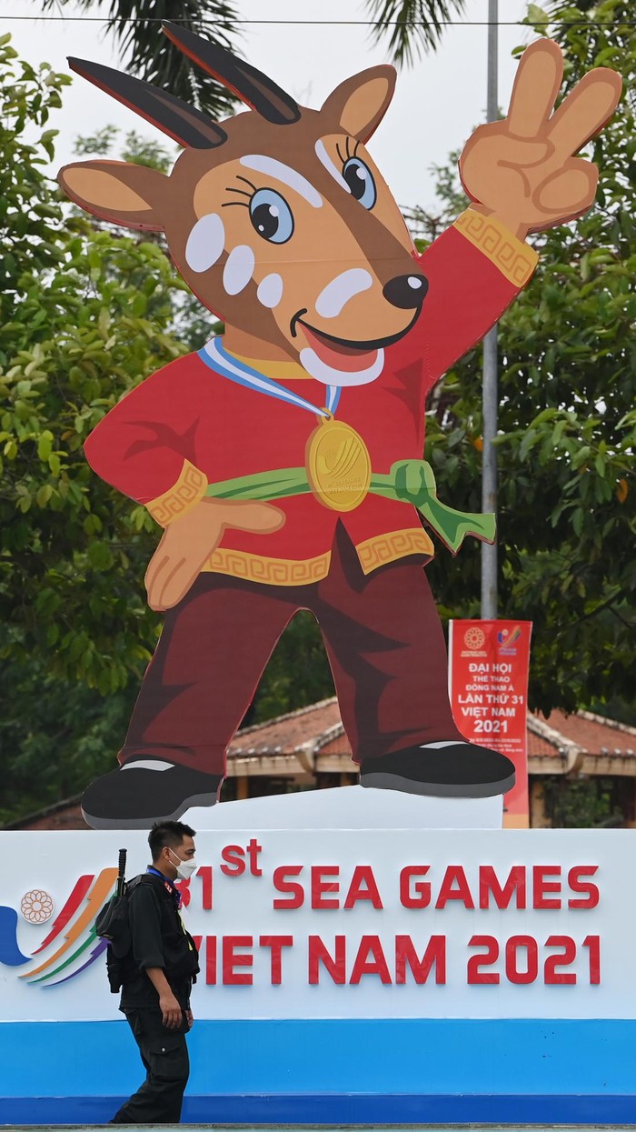 Potret Pernak-pernik SEA Games Hiasi Sudut-sudut Kota di Vietnam Seorang ibu dan anak-anaknya Germaine di depan gambar maskot SEA Games 2021 Vietnam, Hanoi Saola, di Kota Hanoi, Vietnam, Minggu (8/5/2022). Maskot berupa hewan saola atau sejenis sapi yang hidup di Vietnam dan Laos tersebut menghiasi sejumlah kota untuk memeriahkan pagelaran olah raga dua tahunan Asia Tenggara itu. ANTARA FOTO/Aditya Pradana Putra/YU