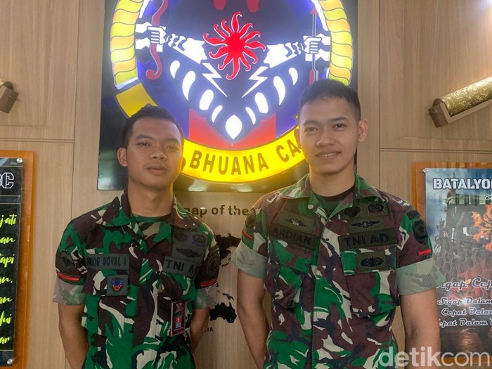 Prada Junior Noval dan Prada Ardian Sapta Savela dari kesatuan Yonarhanud 10/ABC Kodam Jaya yang menggagalkan aksi begal di Jaksel (Mulia Budi/detikcom)