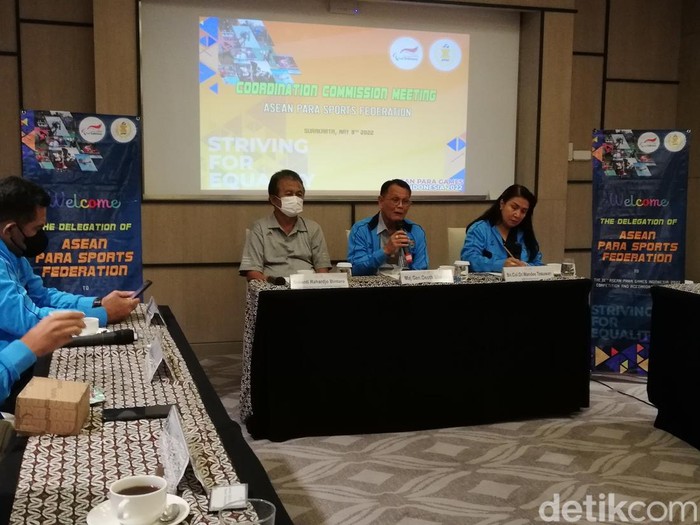 Presiden APSF Mayjend Osoth Bhavilai (tengah), Sekjen APSF Senior Kolonel Wandee Tosuwan (kanan) dan Ketua Departemen Luar Negeri Sukanti Raharjo Bintoro saat jumpa pers, Solo, Senin (9/5/2022).