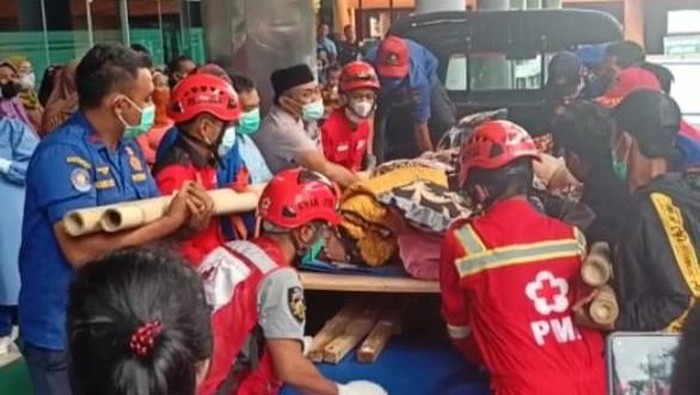 Pria 275 Kg Dievakuasi Pakai Triplek-Bambu Usai Anjlok dari Lift