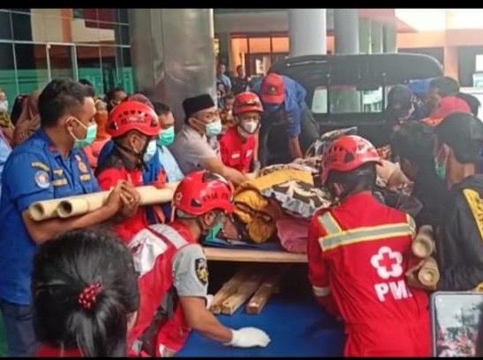 Pria 275 Kg Dievakuasi Pakai Triplek-Bambu Usai Anjlok dari Lift