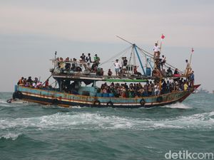 Snapshots: Serunya Rebutan Sesaji Tradisi Lomban di Laut Jepara