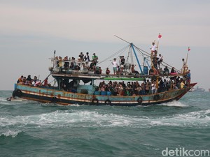Snapshots: Serunya Rebutan Sesaji Tradisi Lomban di Laut Jepara