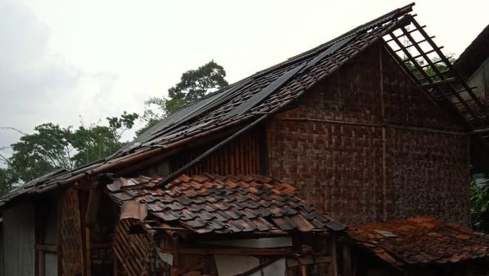 Puluhan rumah rusak dihantam angin puting beliung. (Dok Istimewa)