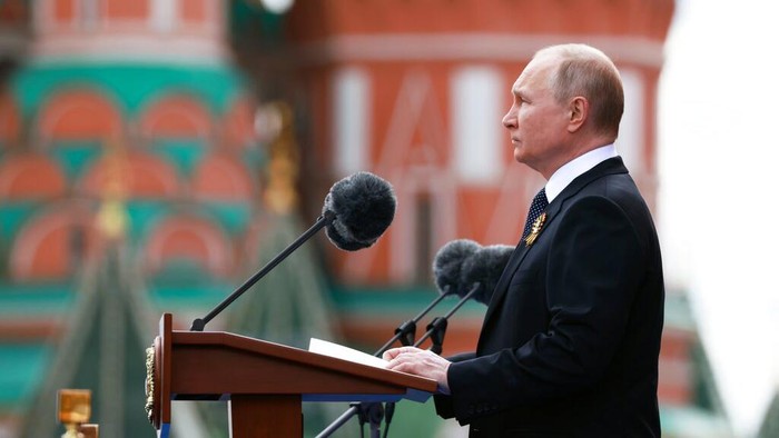 Putin Hadiri Parade Kemenangan Uni Soviet atas Nazi Jerman Rusia merayakan hari kemenangan atas Nazi Jerman pada 1945. Perayaan yang dimeriahkan dengan parade militer itu juga dihadiri oleh Presiden Rusia Vladimir Putin.