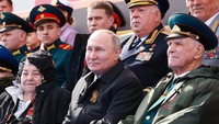 Di bawah Vladimir Putin, Hari Kemenangan telah menjadi ajang unjuk kekuatan pasukan dan militer. Mikhail Metzel, Sputnik, Kremlin Pool Photo via AP.
