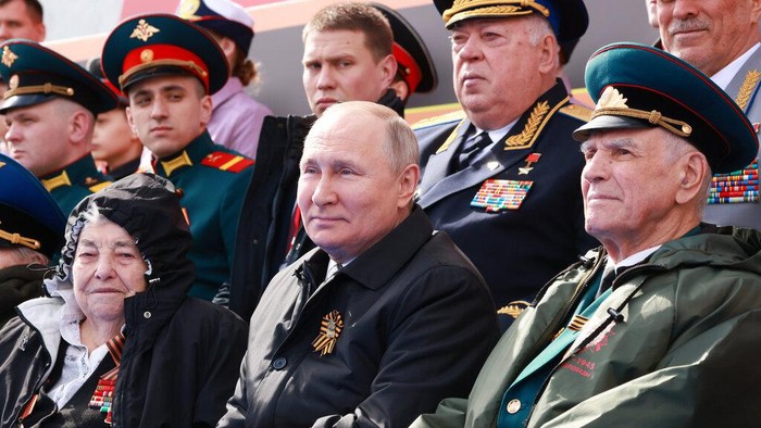 Rusia merayakan hari kemenangan atas Nazi Jerman pada 1945. Perayaan yang dimeriahkan dengan parade militer itu juga dihadiri oleh Presiden Rusia Vladimir Putin.