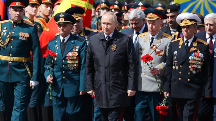 Putin Hadiri Parade Kemenangan Uni Soviet atas Nazi Jerman Rusia merayakan hari kemenangan atas Nazi Jerman pada 1945. Perayaan yang dimeriahkan dengan parade militer itu juga dihadiri oleh Presiden Rusia Vladimir Putin.
