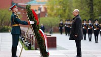 Putin juga menghadiri upacara peletakan karangan bunga di makam prajurit tak dikenal setelah parade militer memperingati 77 tahun berakhirnya Perang Dunia II. Anton Novoderezhkin, Sputnik, Kremlin Pool Photo via AP.