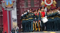Para prajurit mengikuti parade tahunan yang menandai peringatan kemenangan Uni Soviet atas Nazi Jerman dalam Perang Dunia II. AP Photo/Alexander Zemlianichenko.