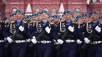 Parade ini diikuti prajurit, kendaraan tempur hingga rudal balistik. AP Photo/Alexander Zemlianichenko.