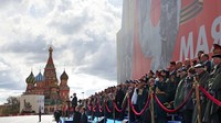Putin mengatakan bahwa pasukan Rusia di Ukraina sedang membela Tanah Air dari ancaman yang sama sekali tidak dapat diterima. Hal ini disampaikan Putin saat membuka parade tahunan yang menandai peringatan kemenangan Uni Soviet atas Nazi Jerman dalam Perang Dunia II. Mikhail Metzel, Sputnik, Kremlin Pool Photo via AP.