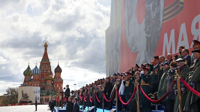 Putin Hadiri Parade Kemenangan Uni Soviet atas Nazi Jerman Rusia merayakan hari kemenangan atas Nazi Jerman pada 1945. Perayaan yang dimeriahkan dengan parade militer itu juga dihadiri oleh Presiden Rusia Vladimir Putin.